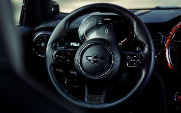 Mini отказывается от производства машин на механике