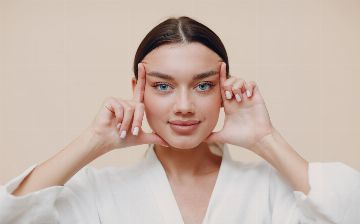 Как избавиться от второго подбородка, «гусиных лапок» и дряблости: пять легких упражнений для лица