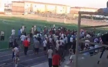 В Муйнаке недовольные болельщики вышли на поле во время футбольного матча