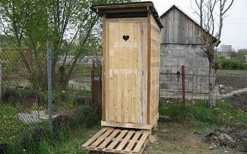 В Украине мужчина упал в туалетную яму и захлебнулся фекалиями