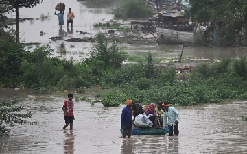 Число жертв наводнений и оползней в Индии достигло почти 450