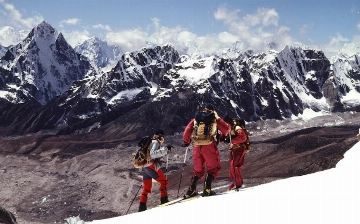 Сотни туристов застряли на Эвересте из-за снежной бури