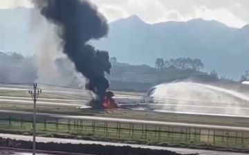 Самолет с сотней пассажиров на борту загорелся в Китае — видео