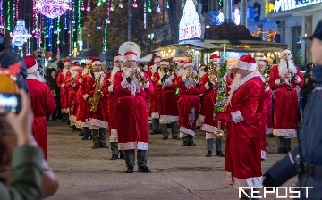 В Ташкенте прошел парад Дедов Морозов с военным оркестром