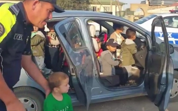 В Бухаре заведующая детсадом развозила 25 детей на своем Spark (видео)