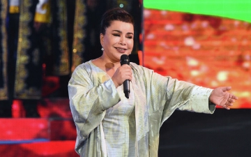 Юлдуз Усманова подарила чапан своей поклоннице на концерте в Казахстане — видео