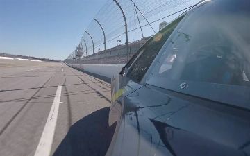 Вот, что случится со спорткаром после удара в барьер на скорости 209 км/ч — видео