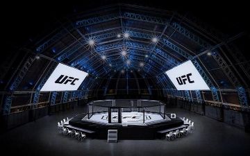 Боец ММА упал, потеряв сознание после удара в челюсть (видео)