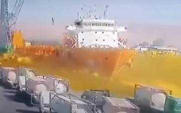 Из-за утечки токсичного газа в иорданском порту погибли 10 человек — видео