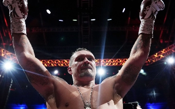 Усик снова нокаутировал Дюбуа и стал трехкратным чемпионом мира