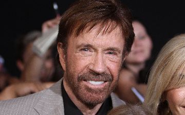 Чак Норрис опубликовал видеообращение к Александру Лукашенко и пообещал заставить «плакать»