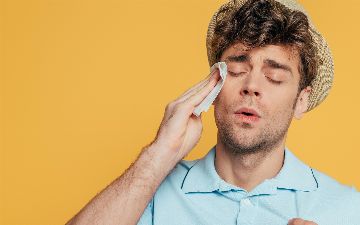 Дерматовенеролог назвала способы борьбы с излишней потливостью летом