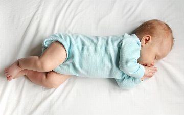 Педиатр из Узбекистана рассказал, когда запрокидывание головы малыша во сне не является нормой