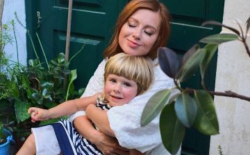Юлия Савичева призналась, что уже год не виделась со своей 4-летней дочерью