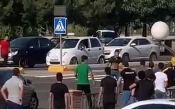 Житель Карши учинил ссору с продавцом ТЦ и пытался ударить его ножом — видео