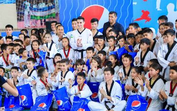Улугбек Рашитов отправился в поездку по регионам страны для мотивационных встреч с молодым поколением тхэквондистов<br>