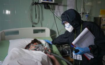 Медсестра украла деньги у умирающего пациента и потратила их на обои