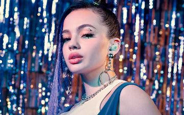 Пользователи осудили Валю Карнавал за то, что та не остановилась перед поклонниками - видео