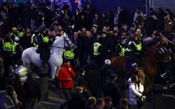 Футбольные болельщики устроили кровавую драку в Лондоне - видео