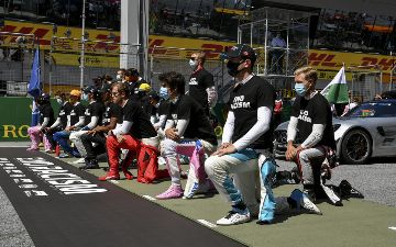 «Формула-1» намерена прекратить практику преклонения колена в знак борьбы с расизмом