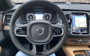 Volvo создает руль, который передвигается по приборной панели