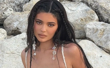 Кайли Дженнер появилась в не самом удачном образе – фото