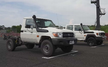 В сети показали гонку двух Toyota Land Cruiser 70: одна на механике с V8, вторая — с новым мотором и автоматом