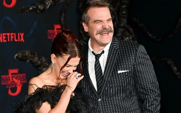 Милли Бобби Браун прокомментировала свои отношения с Дэвидом Харбором