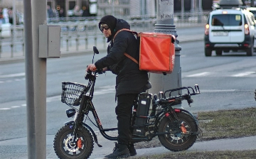 В Петербурге продлили запрет на работу мигрантов таксистами и курьерами