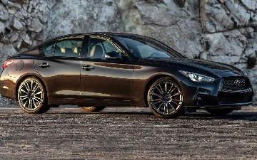 Infinity Q50 в версии Black Opal Edition получит изменяющуюся краску кузова