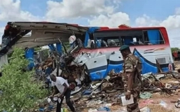 В Мали автобус упал с моста в реку, погибли более 30 человек