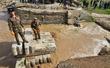 В Самарканде из-за проливных дождей разрушился автомобильный мост