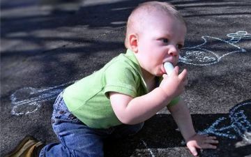 Ребенок ест мел – о чем это может говорить?