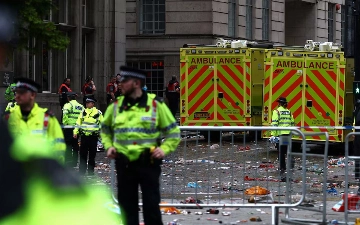 Автомобиль въехал в толпу болельщиков, отмечавших победу «Ливерпуля» в АПЛ: пострадали почти 50 человек