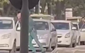 На метро Чиланзар сотрудник ГАИ прижал водителя дверью его машины