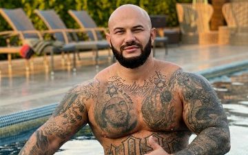 Рэпер Джиган поплавал с большой акулой – видео 