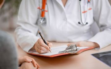 В Джизаке врач подделал документы и поставил ложный диагноз о заражении COVID-19 за миллион сумов