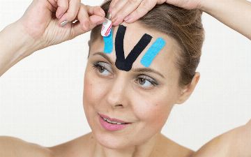 Женщина раскрыла секрет молодой внешности - она пользуется обычным скотчем