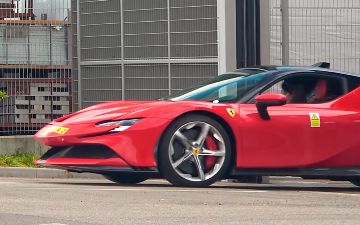 На заводе Lamborghini заметили суперкар Ferrari