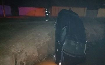 В Андижанской области мужчина не справился с управлением и «искупал Нексию»‎ в канале