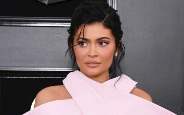 Девушка в TikTok пожаловалась на ужасное качество купальников от бренда Кайли Дженнер - видео