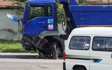 В Джизакской области «ЗИЛ» столкнулся с «Дамасом»