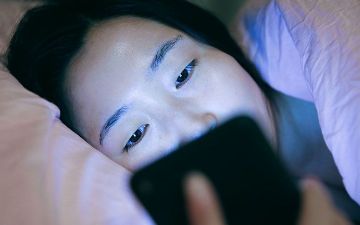 Как синие тона в экране телефона влияют на человеческую кожу
