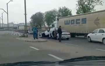 В Ташкенте Lacetti перевернулась после столкновения с Nexia, есть пострадавший