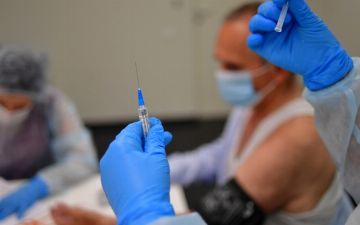 Оценена доля заболевших COVID-19 после вакцинации