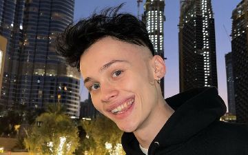 Рубил дрова и гостил у бабушки: Даня Милохин пожил в деревне