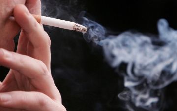 Японская фирма запретила работникам курить даже не удаленке