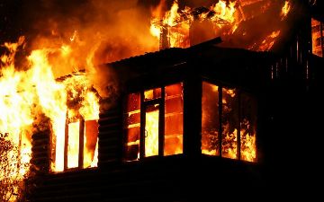 В России нетрезвый узбекистанец пытался убить сожительницу и её пятерых детей с помощью поджога дома 