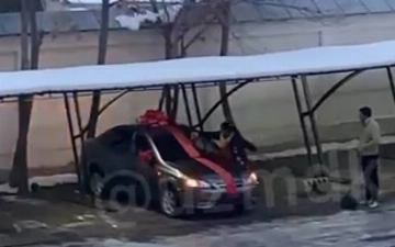 Девушка пыталась разбить Gentra, которую ей подарил муж, потому что она хотела Malibu