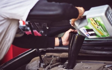 Автоэксперт назвал три признака, при которых нужно заменить масло раньше срока